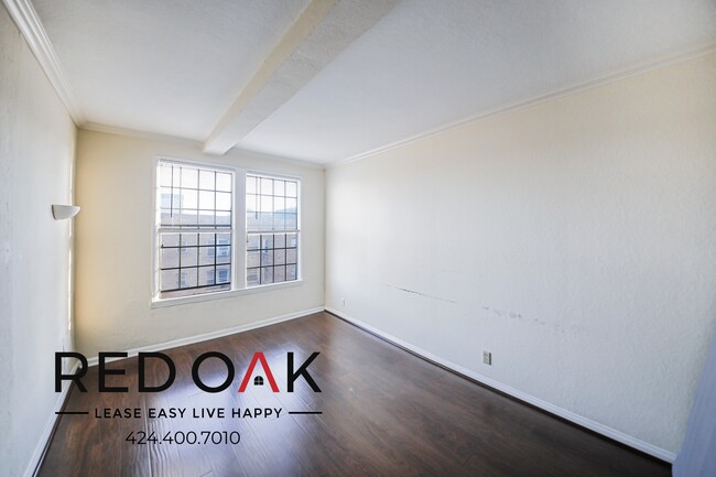 Building Photo - Charming, Spacious One Bedroom with Kitche...