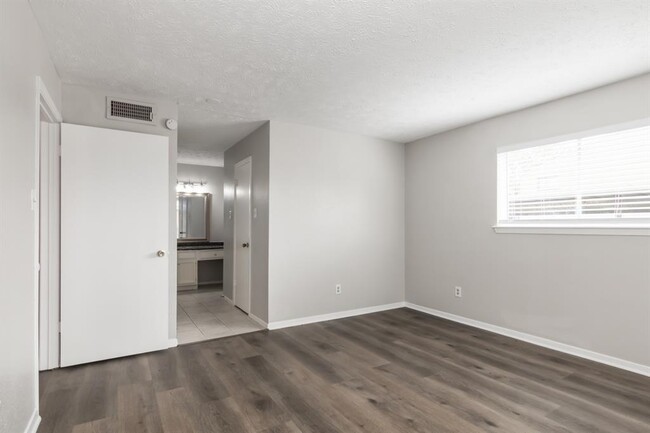 Building Photo - 10555 Turtlewood Ct