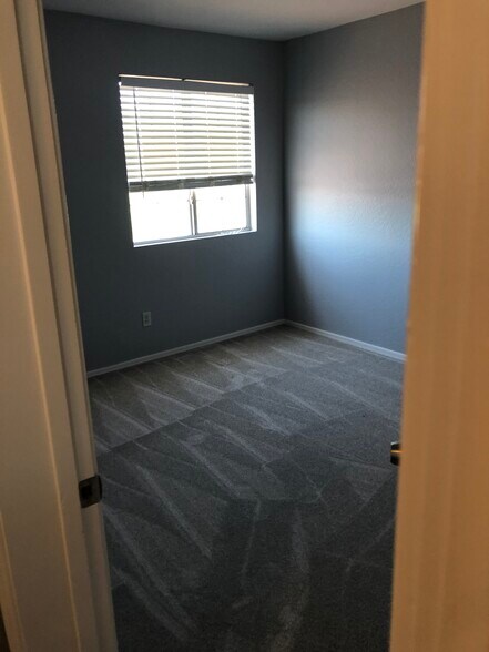 Building Photo - 11818 W Sunnyside Dr