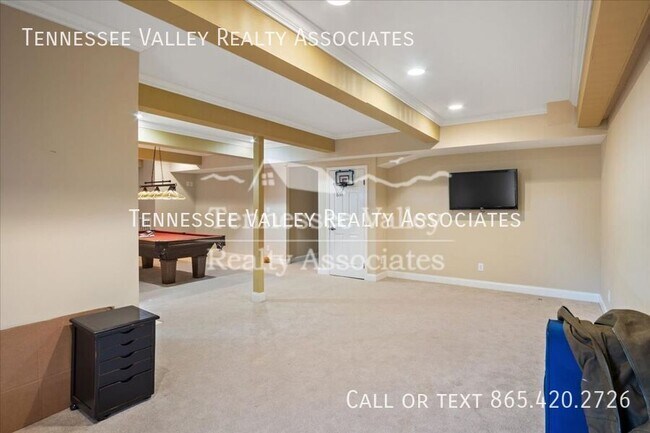 Building Photo - 821 Foxfield Ln