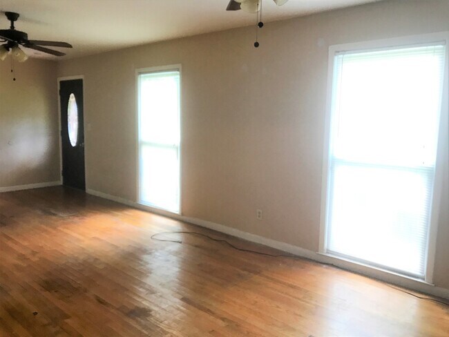 Building Photo - 118 Sandy Way