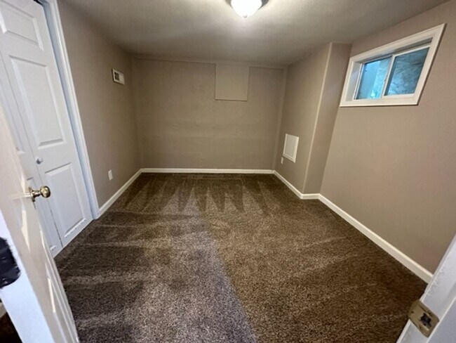 Building Photo - Three Bedroom / One Bathroom Townhome