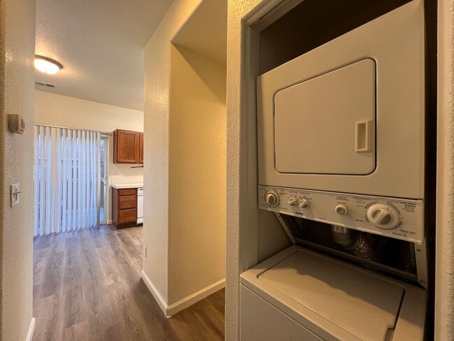 Building Photo - Updated Condo in North Reno