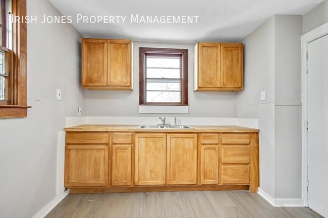 Building Photo - 105 Howell St