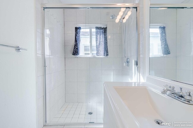 Building Photo - 2400 Bonar St