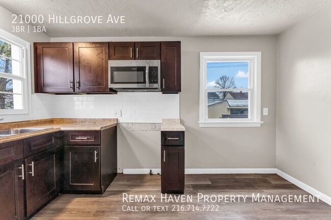 Building Photo - 21000 Hillgrove, Maple Hts - Gorgeous 3 be...