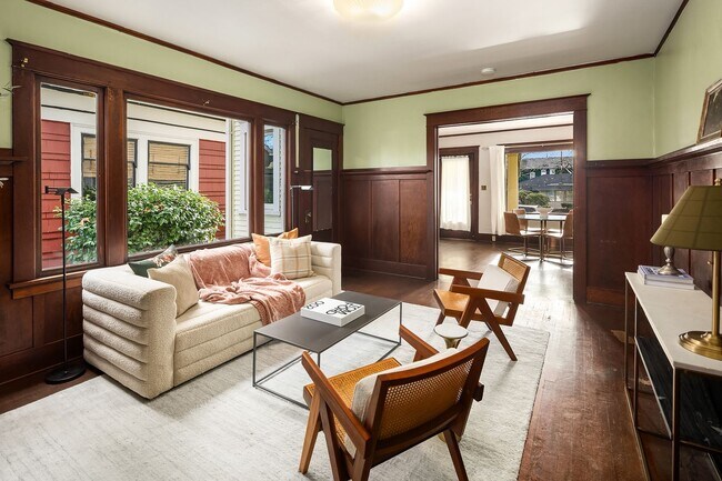 Building Photo - Charming 1 Bedroom  Downstairs Unit