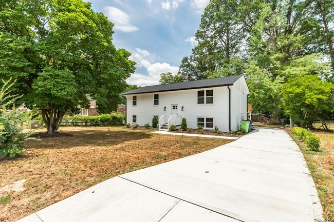 Building Photo - 6-bedroom, 4-bath home in North Raleigh