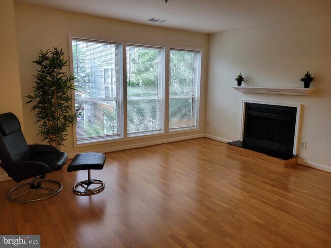Building Photo - 3178 Summit Square Dr