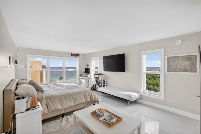 Building Photo - 3000 E Sunrise Blvd