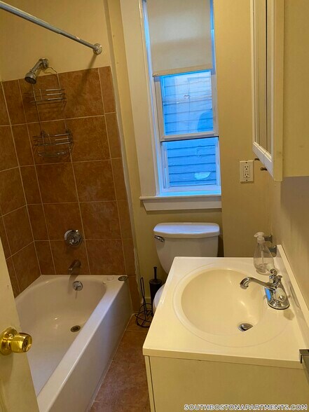 Building Photo - 66 Middle St