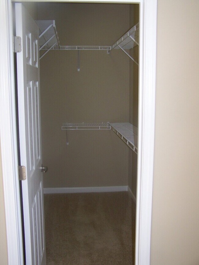 Building Photo - 3 bed, 2 bath, 2 car garage townhouse w/ b...