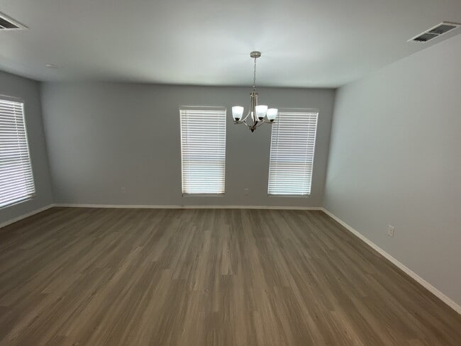 Building Photo - 3/2 duplex in Lincoln 16!