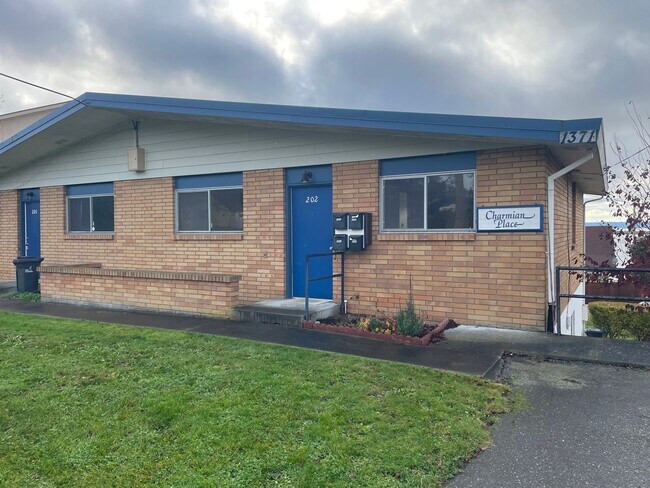 Building Photo - Moore (1371 SE 9th Ave &amp; 1370 SE 10th Ct.)