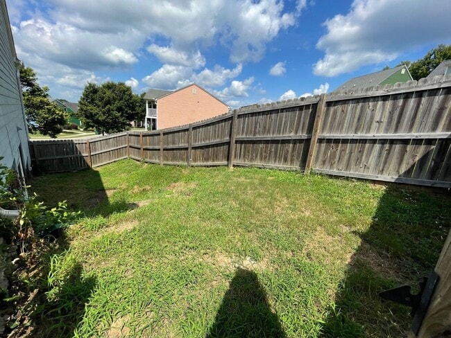 Building Photo - LEASING FOR AUGUST 2025! FENCED IN YARD!!