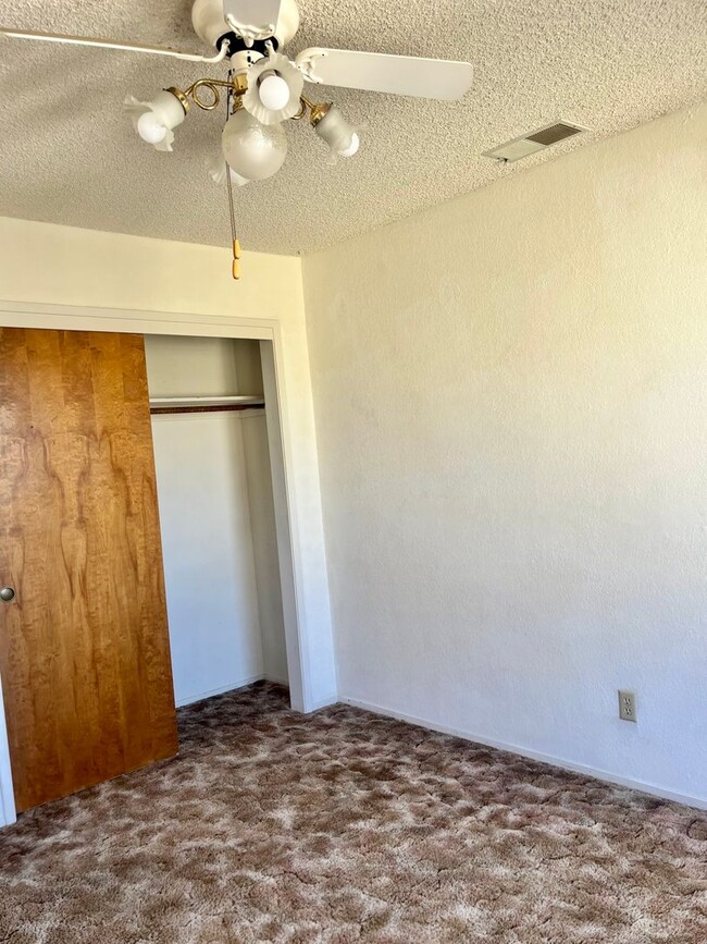 Building Photo - Upstairs 2 bedroom apartment near downtown...