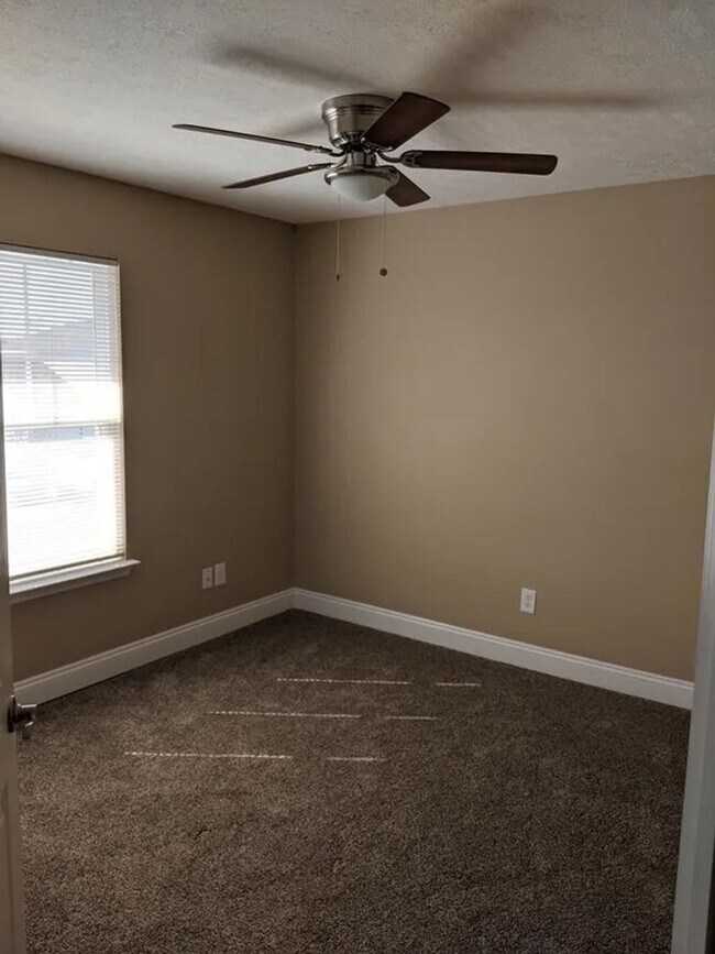 Building Photo - 4 bedroom 2.5 bath