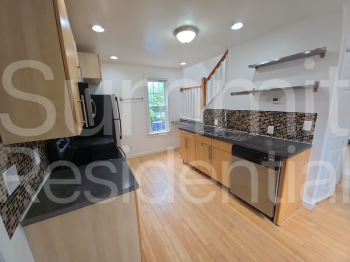 Building Photo - 910 Oakwood Ave