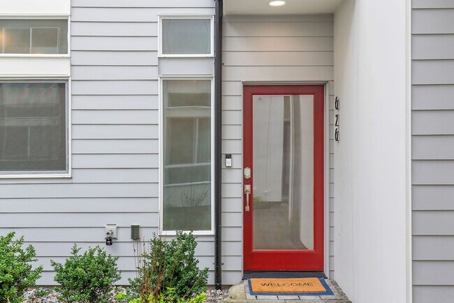 Building Photo - 628 10th Ave E