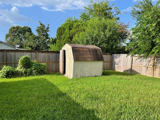 Building Photo - 1011 E Brompton Dr