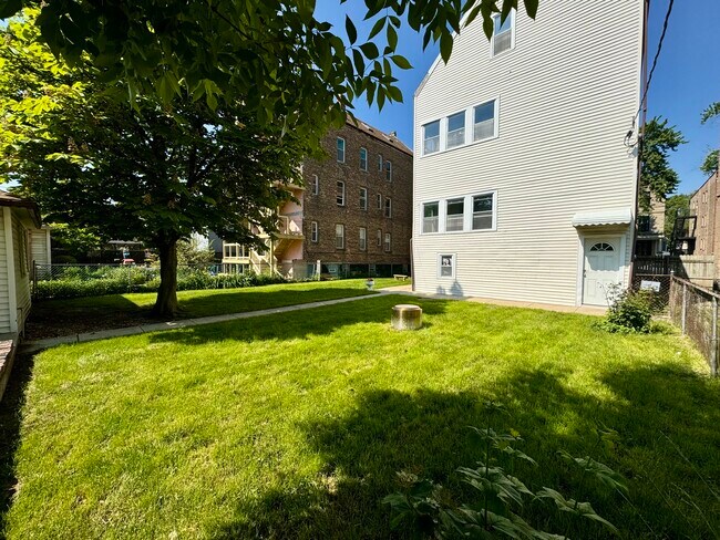 Huge back yard - 2721 N Monticello Ave
