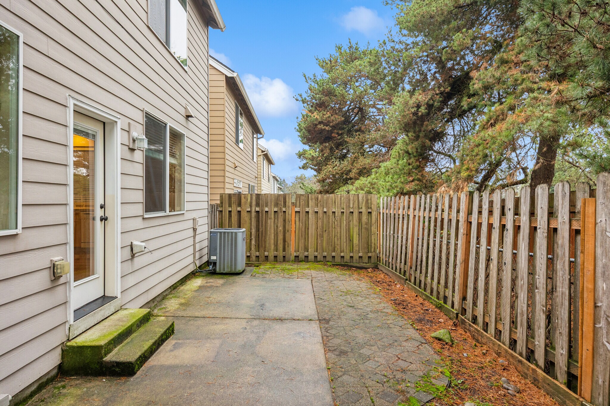 Building Photo - 325 NW 209th Ave