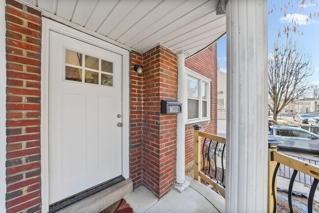 Building Photo - 709 Morgan Ave