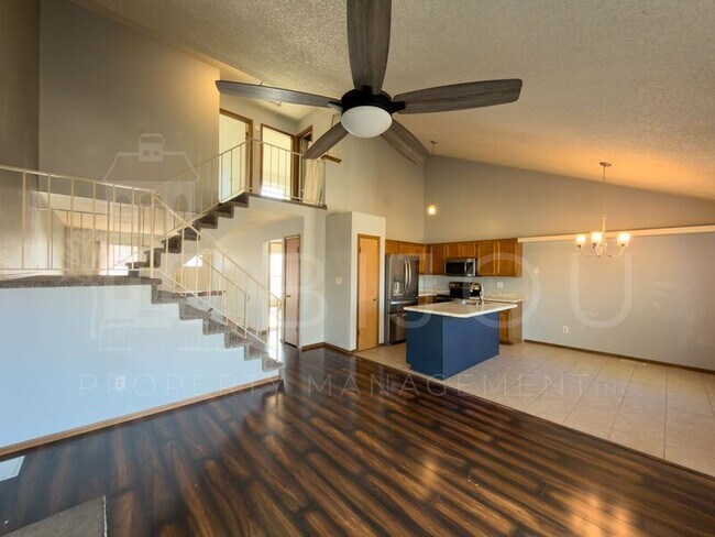 Building Photo - 2560 Clarendon Dr