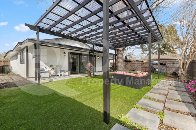 Building Photo - 1520 Armstrong Dr