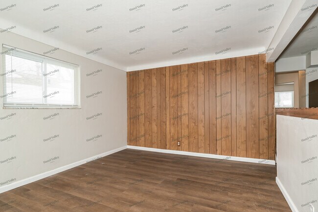 Building Photo - 1223 Lakeview Ave