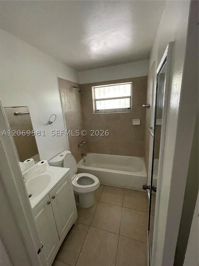 Building Photo - 3677 Florida 3677