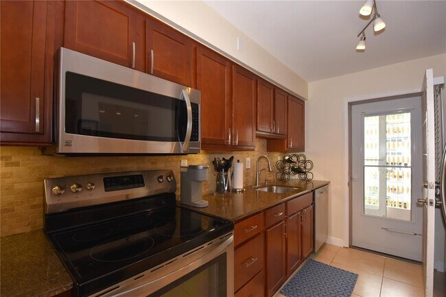 Building Photo - 400 Golden Isles Dr