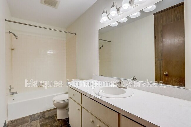 Building Photo - South Bird Street - 416