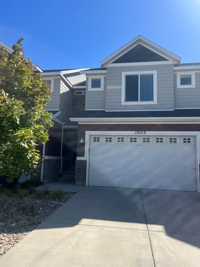 Building Photo - Beautiful 3 Bedroom Townhome in Bluffdale