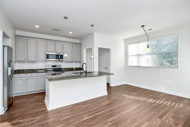 Building Photo - Beautiful 1-Bedroom Corner Unit - Just minutes from Uptown Charlotte!