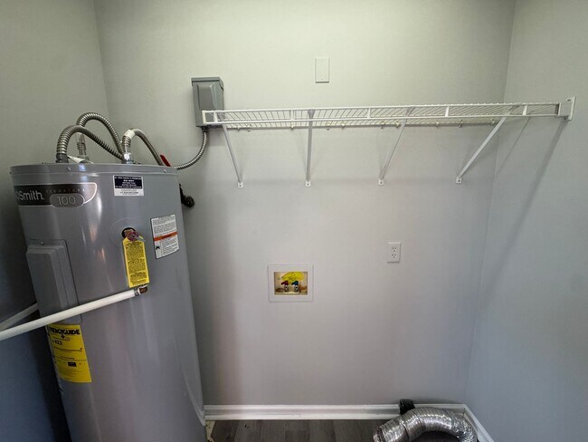 Building Photo - Spacious 3 bedroom, 2 bathroom home near Russell Sims park