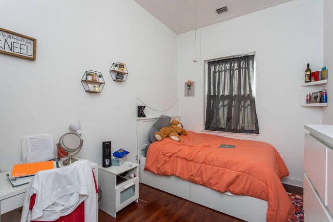 Bedroom - 1615 N Sydenham St