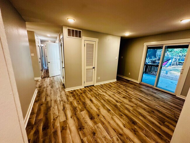 Building Photo - An Amazing West Little Rock Home, Close To...