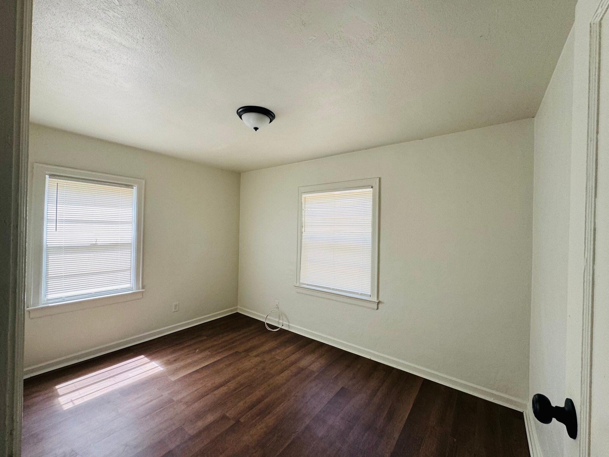 Building Photo - 1983 Lambert St