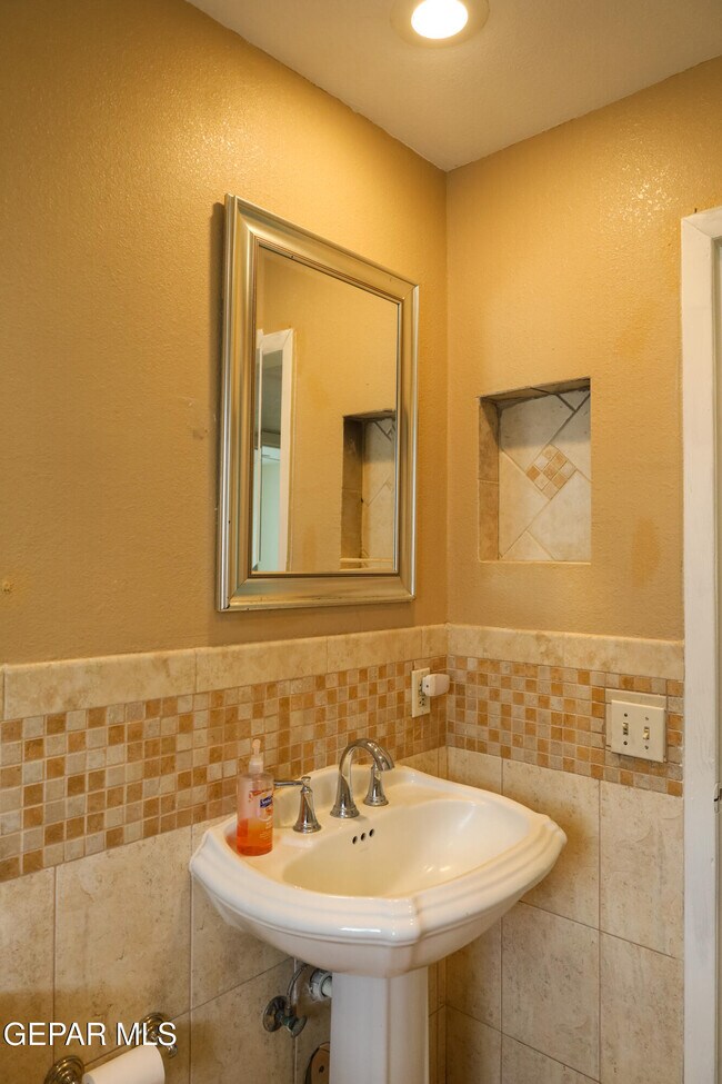 Building Photo - 5822 Beaumont Pl