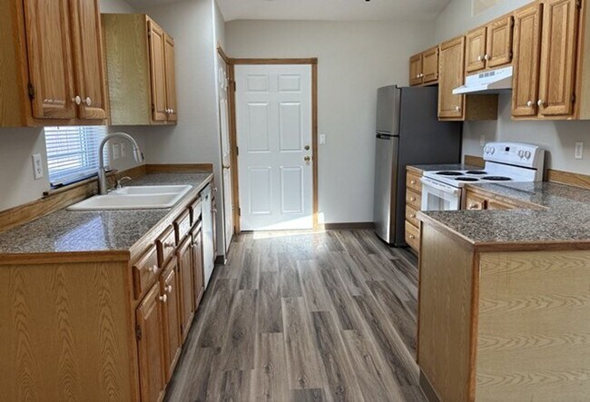 Building Photo - 3Bd/2Ba Single Story House - Available to View!