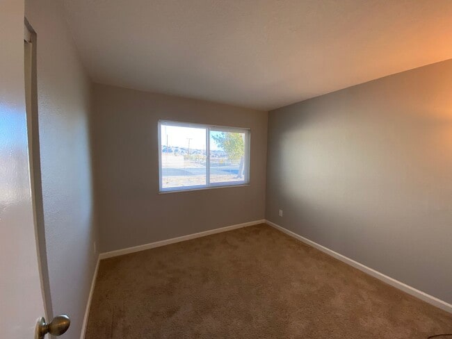 Building Photo - 3 BEDROOM 2 BATH HOUSE LOCATED CLOSE TO SC...