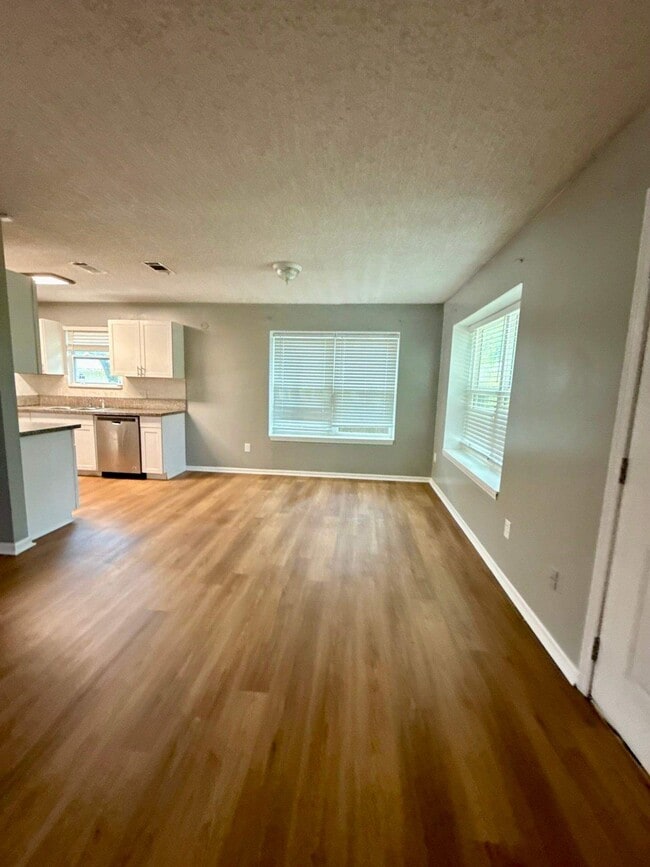 Building Photo - 1594 Twin Oak Dr E