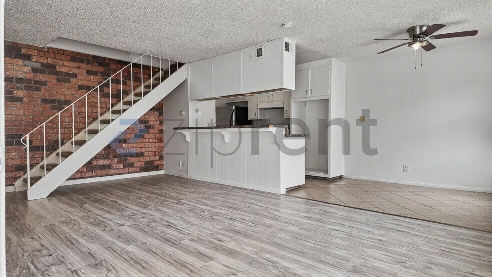 Building Photo - Unit 3