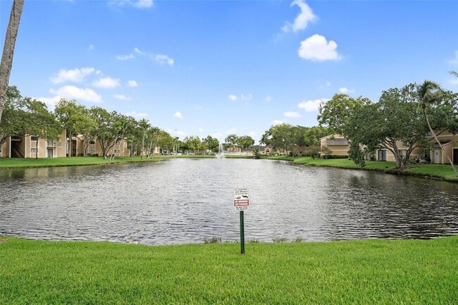 Building Photo - Beautiful Townhouse Pembroke Pines