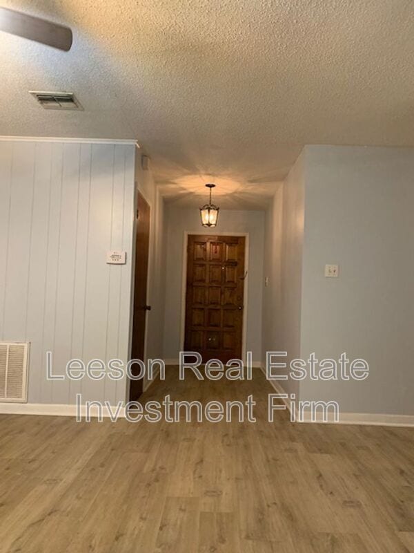 Building Photo - 302 Avenida Dr