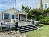 Building Photo - BayFront Beach Cottage
