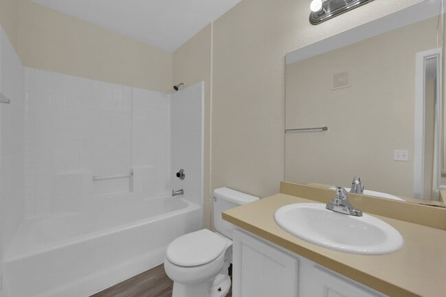 Building Photo - You will love this 2 bedroom condo! Update...