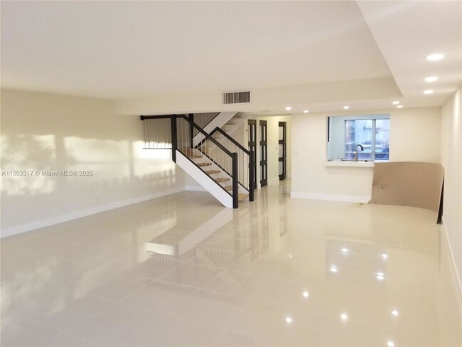 Building Photo - 907 NE 27th Ave