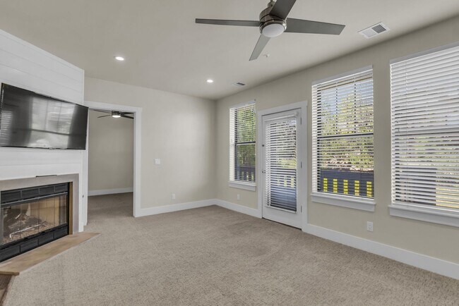 Building Photo - 8381 Meadowview Ct